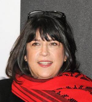 Madame E.L. James gagne actuellement un million de dollars par semaine.